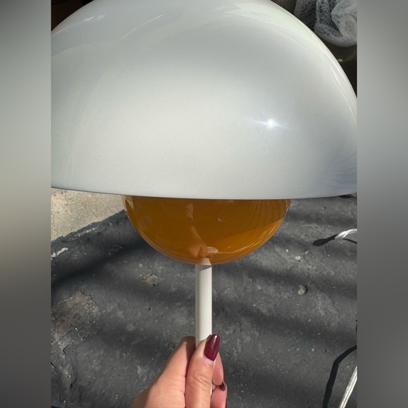 &Traditon Flowerpot Lamp in white and yellow - Picture 3 of 6